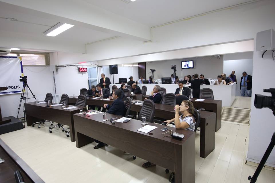 Vereadores pedem obras e policiamento em sessão