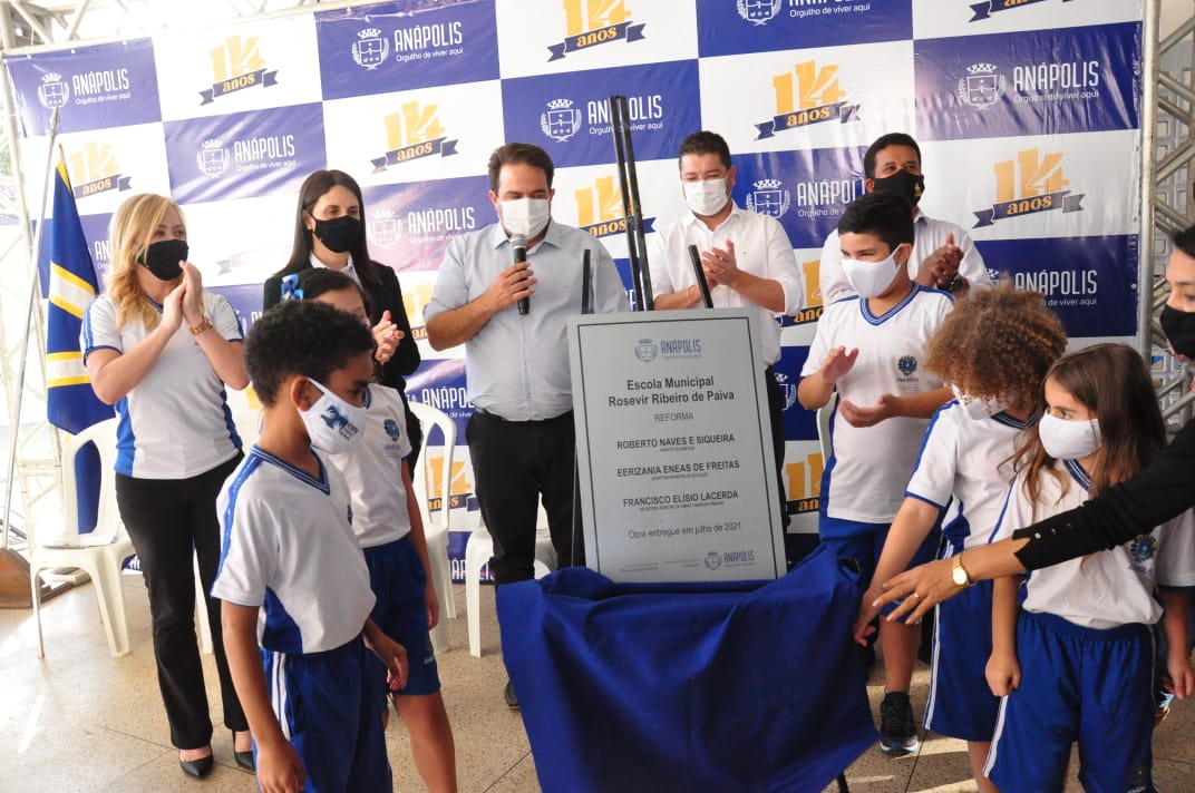 Vereadores prestigiam entrega do prefeito da reforma da Escola Municipal Rosevir Ribeiro de Paiva