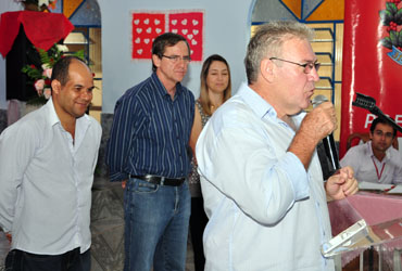 Vereadores prestigiam entrega de escrituras no Parque Residencial das Flores