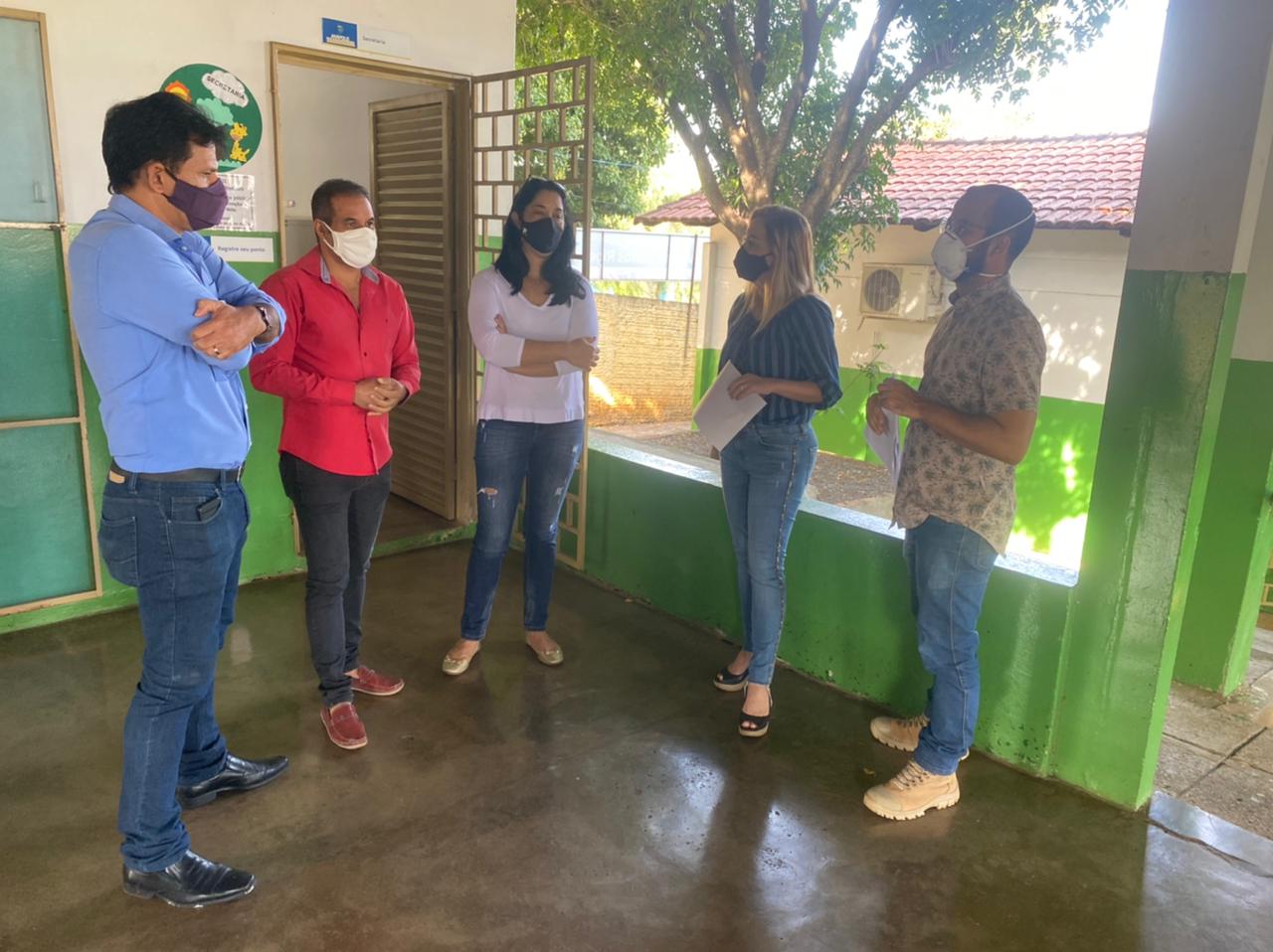 Vereadores visitam escola e área onde será construída nova unidade de ensino