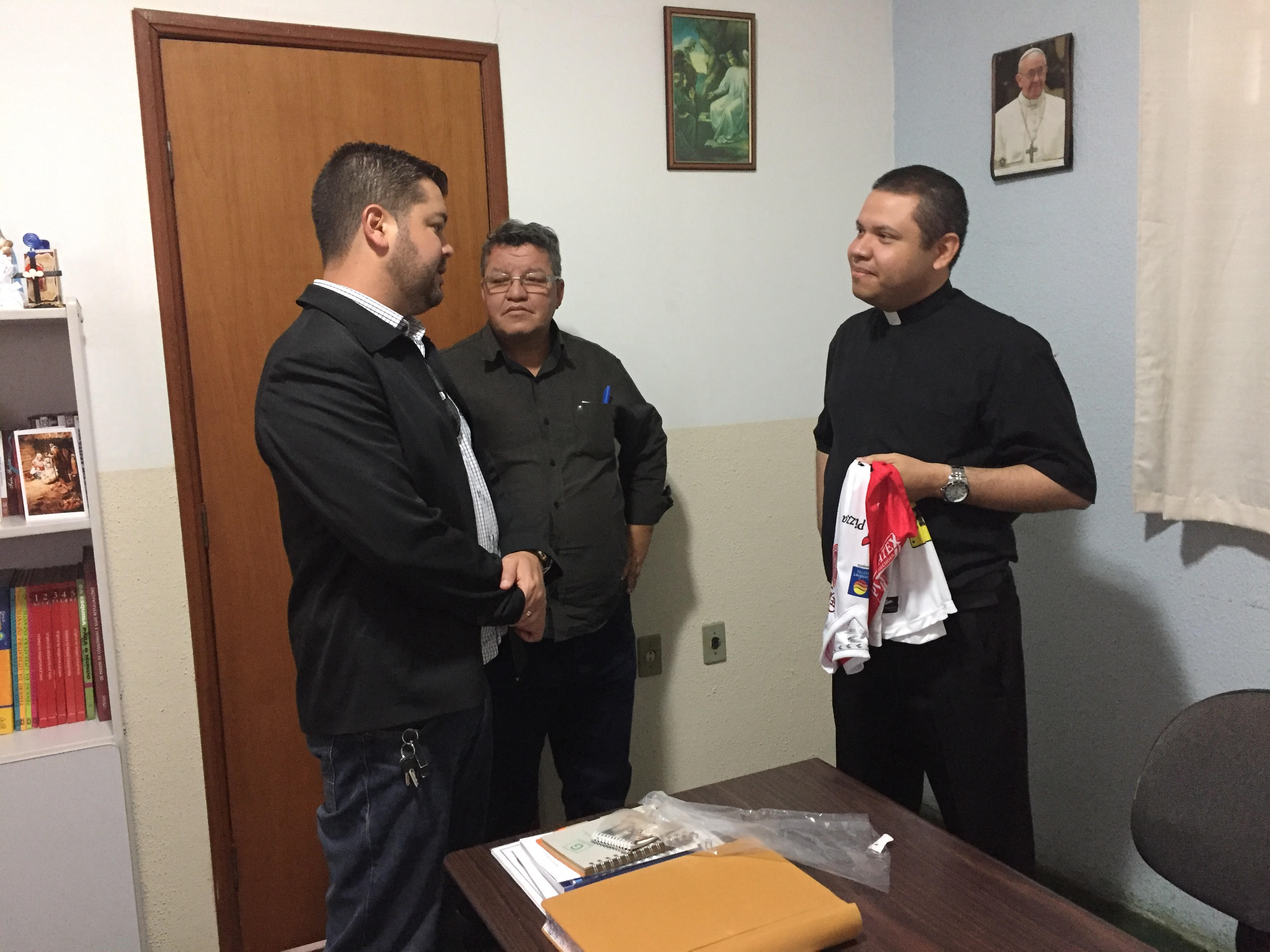 Vereadores visitam padre Rogério da Paróquia São Joaquim