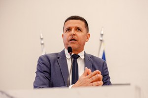 Wederson Lopes comemora assinatura de ordem de serviço para nova escola Vinícius de Moraes, no Jardim Primavera